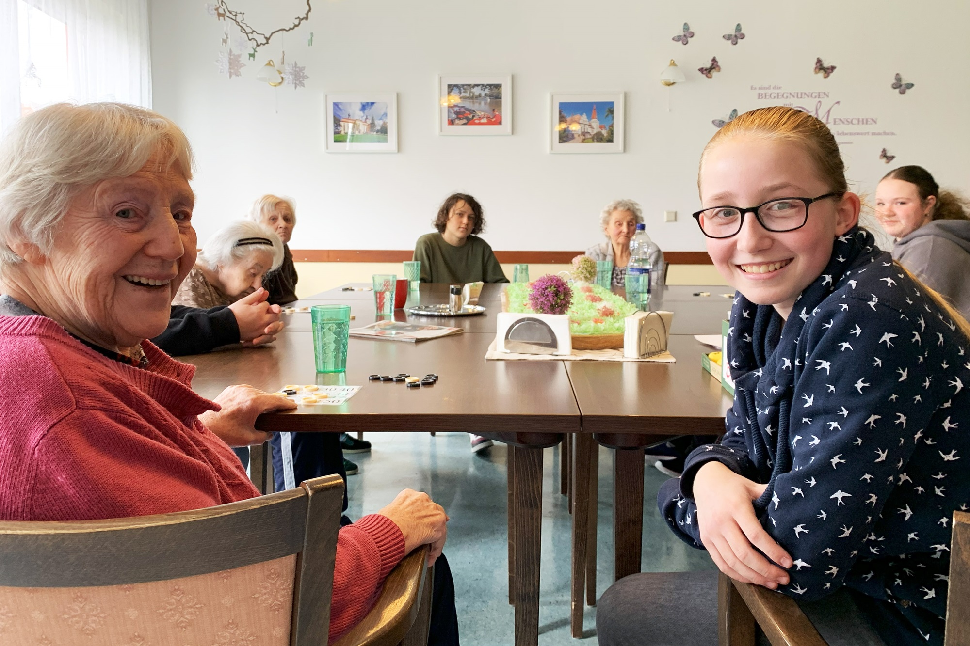 Finja und Erika Wohlandt spielen Bingo.jpg